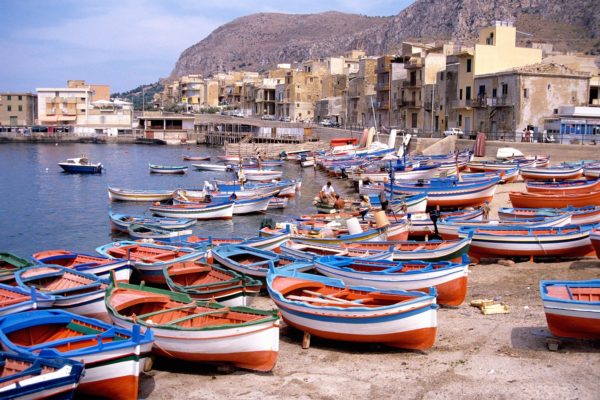 Barques_de_pêche_sur_la_plage_d'_Aspra_(1)